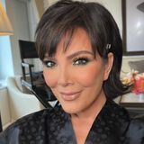 „Ta sukienka odmładza”. Model w stylu Kris Jenner można upolować za grosze. Znamy na nią kod