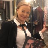 Wielki powrót tego materiału. Laura Łącz pokazuje, jak go nosić z klasą po 60.