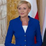 Modne sukienki Agaty Dudy – kreacje pierwszej damy, które pokochały Polki. Zainspiruj się jej stylem