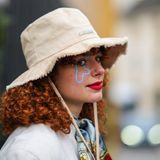 Czapka z daszkiem, bucket hat czy kapelusz słomkowy? Odkryj TOP 8 nakryć głowy na wiosnę i lato 2022