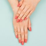 Jakie paznokcie na wiosnę 2021 będą najmodniejsze? Znajdź stylowy manicure na nowy sezon