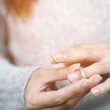 Jak zmierzyć rozmiar pierścionka i obrączki? Tabela rozmiarów pierścionków i kompleksowy poradnik