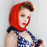 Sukienki pin-up w stylizacjach na każdą okazję. Jak nosić kultowe modele a la lata 50.? Sprawdź!