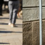 Modne spodnie męskie na wiosnę i lato 2023. Zobacz, jakie modele będą idealną bazą stylizacji