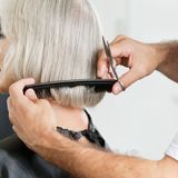 Trzy krótkie fryzury dla seniorek. Pokaż fryzjerowi te zdjęcia