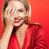 Stylizacje na wigilię 2022 dla pań 50+ – świąteczna moda dla inspirowana nowymi trendami i klasyką