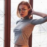 Jak nosić bluzki bez stanika, by czuć się komfortowo i modnie?