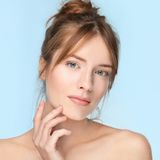 Slugging – nowy trend w pielęgnacji twarzy. Czy nakładanie wazeliny na twarz to dobry pomysł?