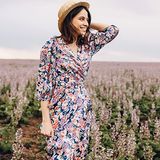 Szukasz modnej sukienki maxi w kwiaty? Sprawdź 5 najmodniejszych modeli tego lata w cenie do 150 zł!
