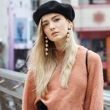 Jak nosić beret damski, aby wyglądać modnie i stylowo? Poznaj nasze porady i pomysły na stylizacje!