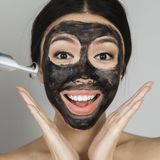 Laserowy peeling węglowy – efekty, cena, przeciwwskazania. Wszystko, co warto wiedzieć o tym zabiegu
