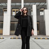 Najmodniejsze marynarki damskie na sezon jesień-zima 2021/2022. Te modele królują wśród it-girls!