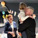 Teściowa Zielińskiej w szerokich spodniach. Ten fason to ideał dla seniorek