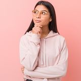 Najpopularniejsze bluzy damskie - jakie wzory i fasony nosi się w 2021 roku?