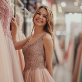 Sukienki studniówkowe last minute. Skompletuj udany look na ostatnią chwilę – takie kreacje są na wyprzedażach