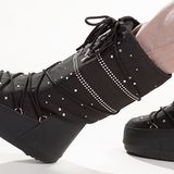 Śniegowce Moon Boot w modnych stylizacjach. Jak nosić kultowe „księżycowe” buty damskie?
