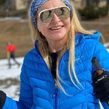 Monika Olejnik nosi pikowaną kurtkę. Ten hit wiosny upolujesz teraz za grosze