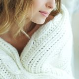 Jak nosić sweter damski, żeby wyglądać modnie? Zobacz nasze pomysły na stylizacje ze swetrami!