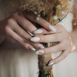 Manicure ślubny – kolory, kształty i zdobienia, które powinnaś rozważyć na swój ślub
