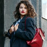 Stylizacje na jesień plus size. Pomysły na modne zestawy dla puszystych kobiet