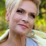 Noś kozaki jak Aleksandra Kostka, a twoje nogi będą wydawać się dłuższe. Trik pogodynki TVP działa jak magia
