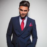 Modne garnitury męskie 2022 – trendy. Sprawdź TOP komplety na co dzień, na wesele i inne okazje!