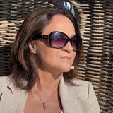 Drzyzga i Walewska w eleganckiej bluzce do spodni. Tak 50-latki mogą chodzić do biura