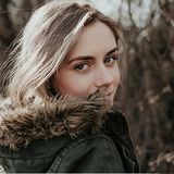 Parka damska w stylizacjach na wiosnę 2021. Jak nosić modną kurtkę damską?