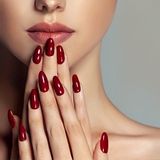 Modne paznokcie na jesień 2020. Sprawdź, jakie wzory i kolory królują wśród trendów w manicure!