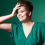 Jak wyglądać szczuplej w stylizacji na wiosnę? Stylistki radzą, jakie ubrania optycznie wysmuklają