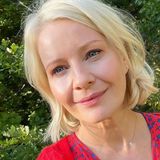 Polki po 50. kochają ten fason. Trudno o wygodniejszą sukienkę na lato. Kożuchowska wygląda w niej „pięknie”