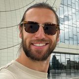 Te pomysły zaskoczą facetów. Stylizacje męskie na komunię inspirowane garderobą Krychowiaka