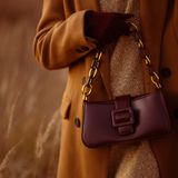 Torebka bagietka powraca i jest hitem sezonu. Zobacz, jak nosić modną baguette bag