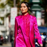 Kolor roku 2023 według Instytutu Pantone: Viva Magenta. Komu pasuje i jak go nosić w stylizacjach?