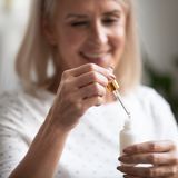 Retinol – jak go stosować? Zdradzamy najważniejsze zasady, dzięki którym uzyskasz najlepsze efekty