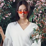 Kimono damskie w letnich stylizacjach, które pokochasz! Sprawdź, jak nosić modną narzutkę-kimono