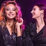 Najmodniejsze damskie stylizacje sylwestrowe – co ubrać na sylwestra 2021/2022?