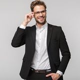 Jak dobrać marynarkę męską? Przedstawiamy najważniejsze wskazówki, dzięki którym unikniesz wpadki