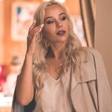 Beżowa sukienka w stylizacjach do pracy – 3 pomysły, które nigdy nie wychodzą z mody