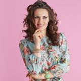 Jaka sukienka na wesele dla 40-latki? Stylowe i eleganckie kreacje dla pań 40+