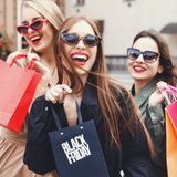 Black Friday, Cyber Monday i Dzień Darmowej Dostawy 2019. Kiedy i gdzie kupimy taniej ubrania?