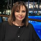 68-letnia Trojanowska nie ściąga jej nawet podczas jedzenia. Ta kurtka daje ekstremum komfortu jesienią