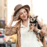 Jesienne trendy w modzie 50+. Odkryj stylizacje dla eleganckiej 50-latki, które są na topie!
