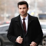 Idealna kurtka do garnituru? Sprawdź, jak dobrać modne męskie okrycie do stylizacji z garniturem