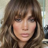 Koniec z frenchem. Jennifer Lopez robi paznokcie tuxedo. Ten manicure będzie hitem jesieni
