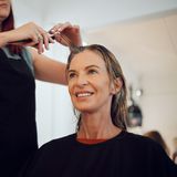 Najmodniejsze fryzury dla 50-latek. W 2024 roku na fali będą krótkie włosy pixie cut