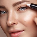 Makijaż glow krok po kroku. Jak zrobić rozświetlający makijaż?