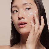 Minimalizm kosmetyczny – na czym polega skin minimalism? Odkryj nowy hot trend w pielęgnacji