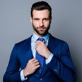 Jaki krawat do granatowego garnituru? Ten poradnik powinien przeczytać każdy elegancki mężczyzna!