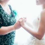 Sukienka na wesele dla 50-latki? Te modele będą najmodniejsze w 2024 roku